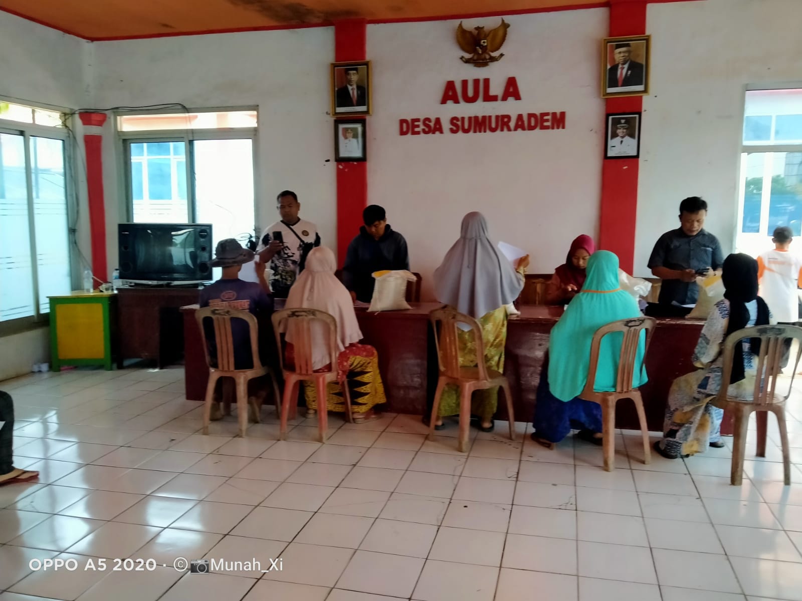 Penyaluran bantuan pangan PT Pos Indonesia di aula balai Desa Sumuradem
